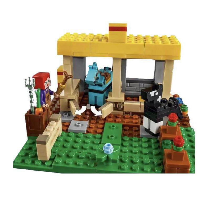 Конструктор Minecraft Конюшня 241 деталь с аксессуарами и лошадьми