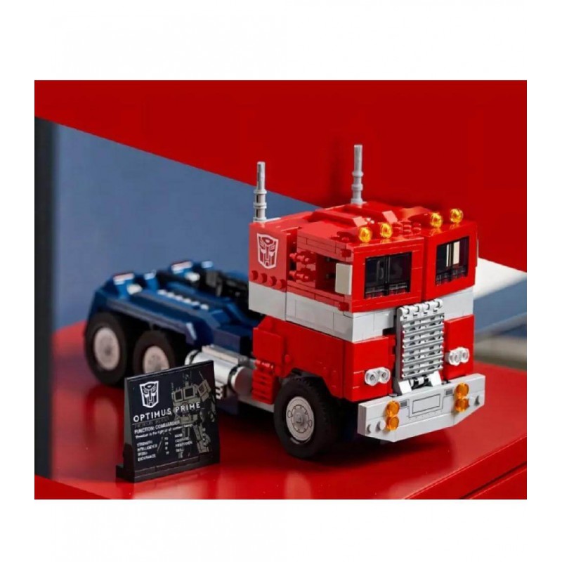 Демонстрация собранного конструктора Оптимус Прайм 81922