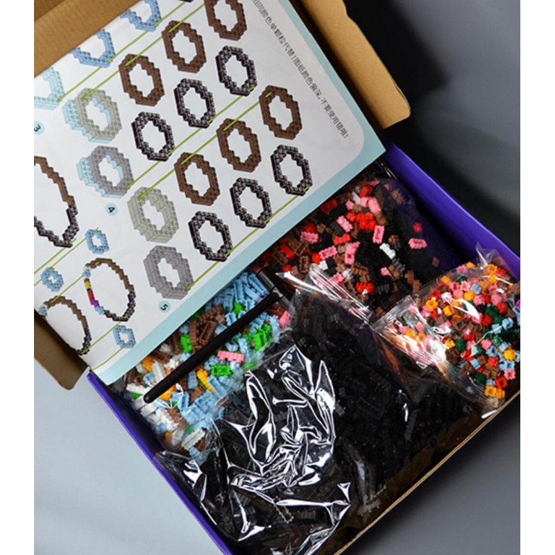 Комплектация конструктора: коробка, инструкция, конструктор, молоточек для удобной сборки