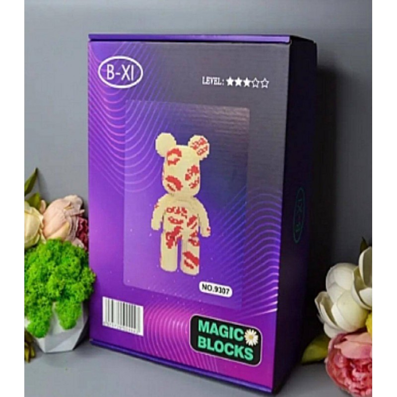 красочная коробк Magic Blocks Мишка Bearbrick с Поцелуйчиком 45 см 3500 деталей